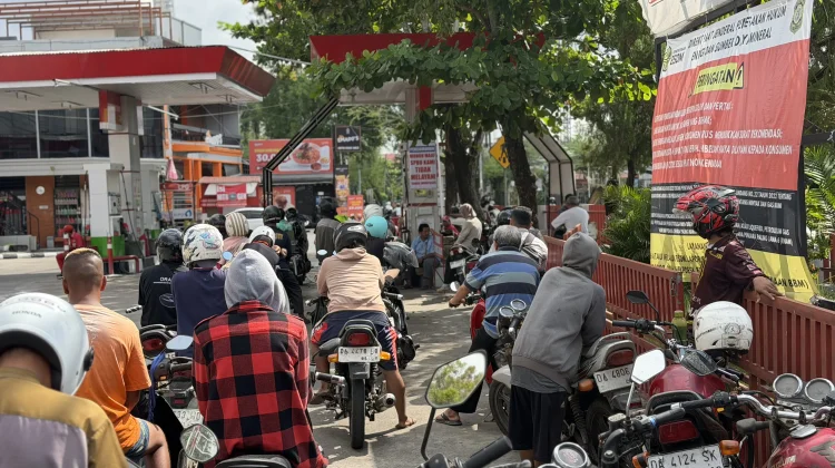 Kenaikan Harga Pertamax Picu Antrean Pertalite di Banjarmasin