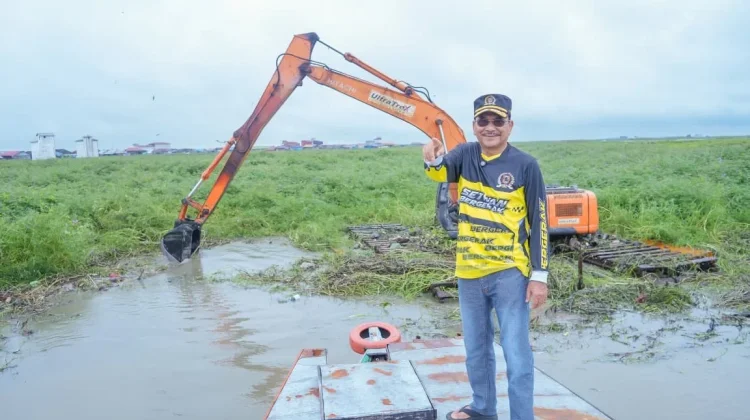 Supian HK Tinjau Pengerukan Jalur Sungai Danau Panggang