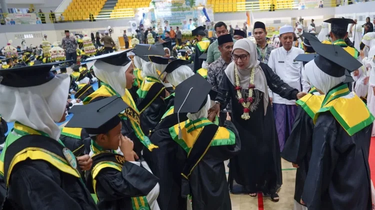 Wali Kota Banjarbaru Wisuda Ratusan Santri BKPAKSI di GOR Babussalam