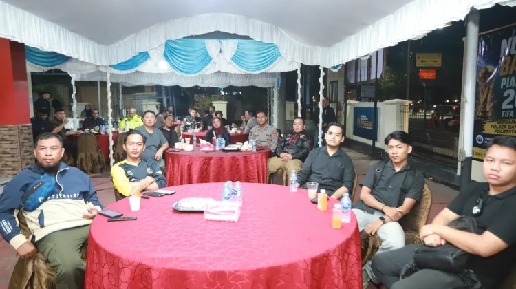 Hanis Patroli, Kapolres Nobar Piala Dunia Bersama Warga dan Awak Media