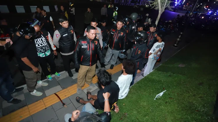 Patroli Malam Polresta Banjarmasin Tiga Remaja Bawa Sajam Diamankan