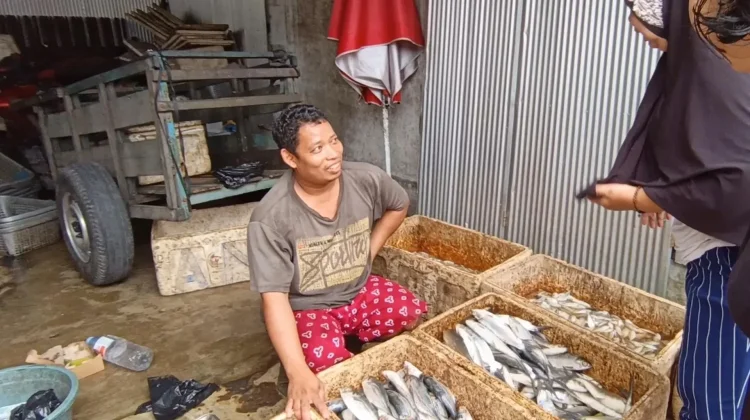 Daya Beli Masyarakat Turun, Pedagang Ikan Pasar Lama Keluhkan Sepinya Pembeli