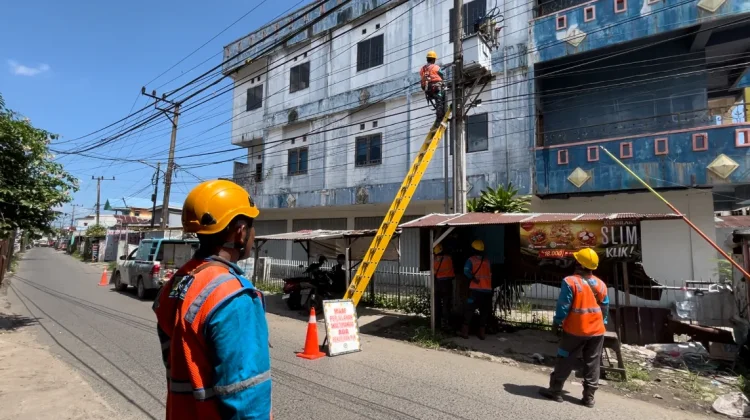 PLN Lakukan Pemeliharaan Jaringan di Pekapuran Raya