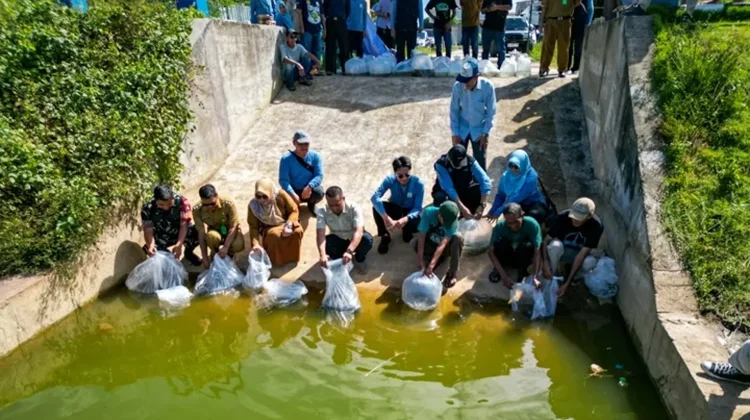 DPRD dan DKP3 Banjarbaru Tebar Ribuan Benih Ikan untuk Ketahanan Pangan