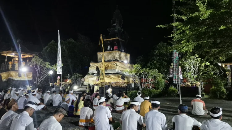 Puncak Hari Raya Galungan, Umat Hindu Padati Pura Agung Jagat Natha Banjarmasin