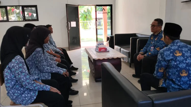 Camat Beruntung Baru Kunjungi Siswa Sekolah Rakyat di Banjarbaru
