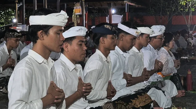 Mahasiswa Perantau Rayakan Galungan tanpa Keluarga