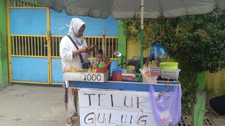 Harga Bahan Naik, Telur Gulung Tetap Dijual Rp1.000