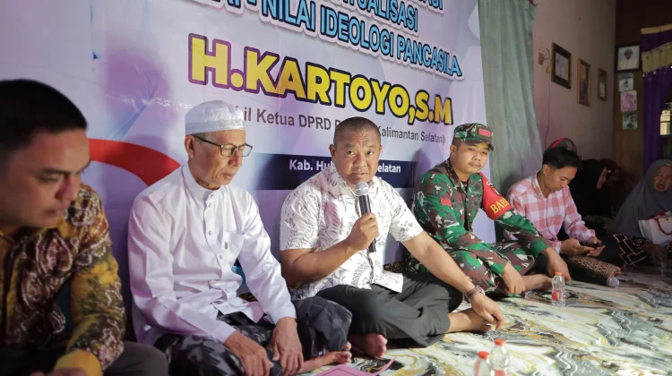 Kartoyo Sosialisasikan Nilai Pancasila Kepada Warga Desa Pakan