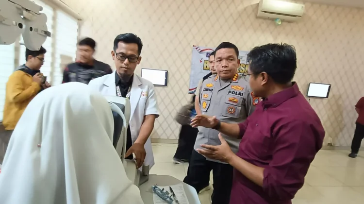 Ratusan Pelajar Terima Kacamata Gratis Dari Polresta Banjarmasin