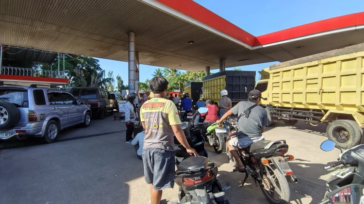 Antrean BBM di SPBU Danau Salak Tertib, Pembelian Pelangsir Dibatasi