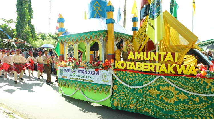 Kafilah HSU Menjadi Pusat Perhatian saat Pawai Ta'aruf MTQ Ke-37