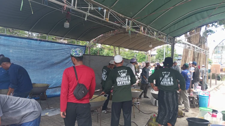 Tradisi Bubur Asyura Pererat Kebersamaan Warga Sungai Baru
