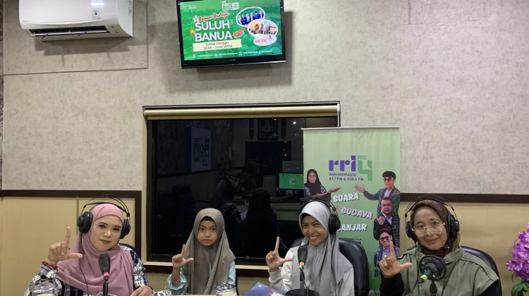 Sehelai Kain Sutra dalam Bingkai Puisi
