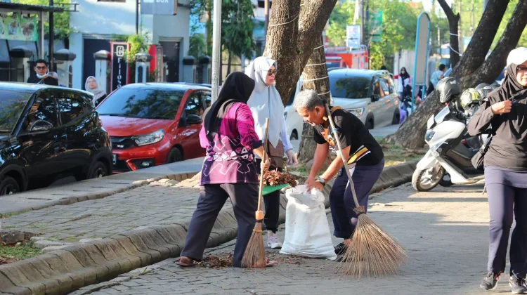 Diserbu Sampah, Pemko Banjarmasin Gelar Aksi Bersih-Bersih Kawasan Menara Pandang