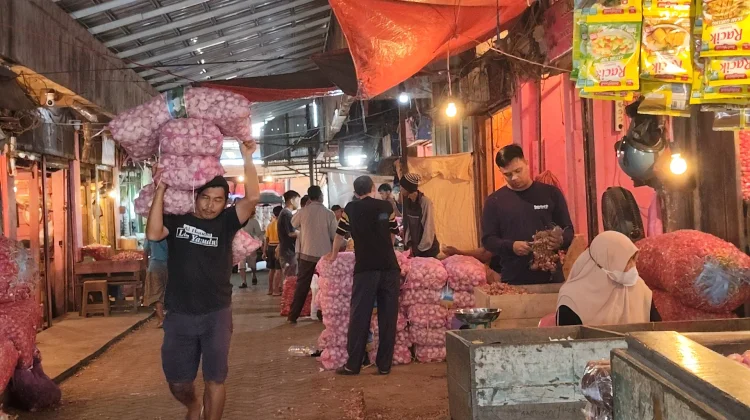 Harga Bawang Merah di Pasar Lima Banjarmasin Turun
