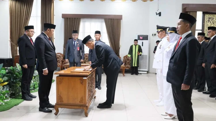 Bupati Batola Lantik 74 Pejabat, Tekankan Amanah dan Integritas