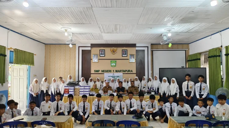 BAZNAS Salurkan Bantuan Pendidikan kepada Murid SMP Negeri 1 Martapura
