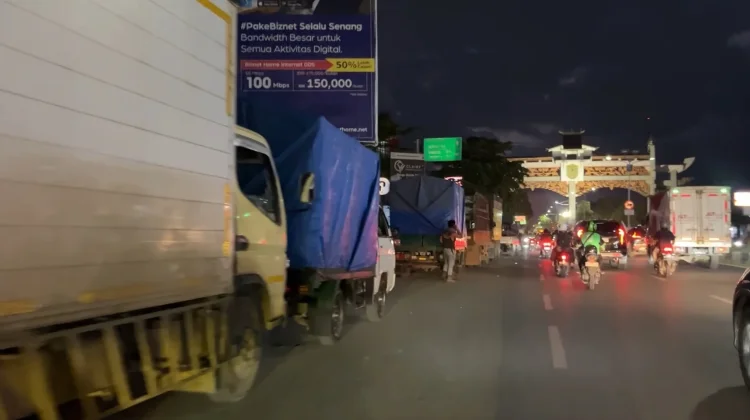 Waktu Operasional Disesuaikan, Antrean Truk Mengular di Ahmad Yani Km 6