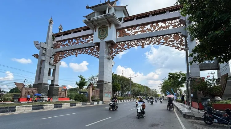 Gerbang “Maut” Batas Kota Ancam Keselamatan Warga, Keramik Berjatuhan Tak Terawat!