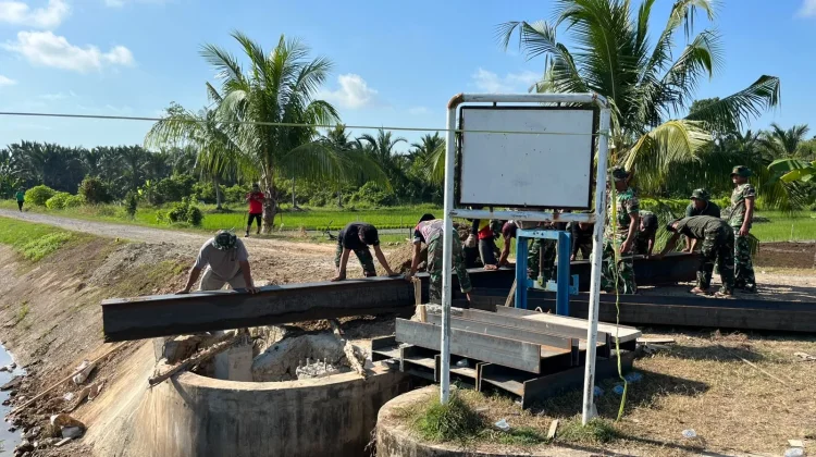 Warga Apresiasi TNI Gotong Royong Bangun Jembatan Beton Garuda untuk Akses Petani