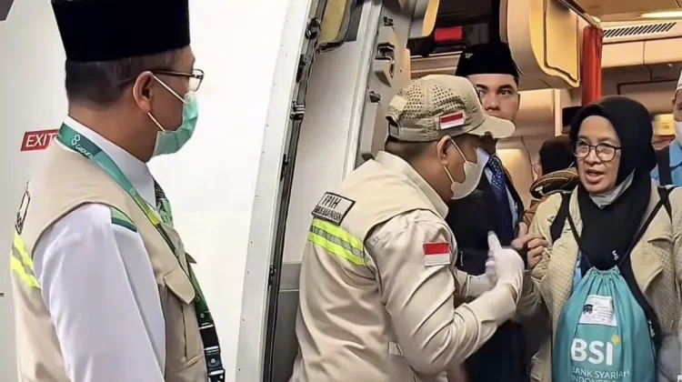 Jemaah Haji Kloter Sembilan belas Tiba di Tanah Air