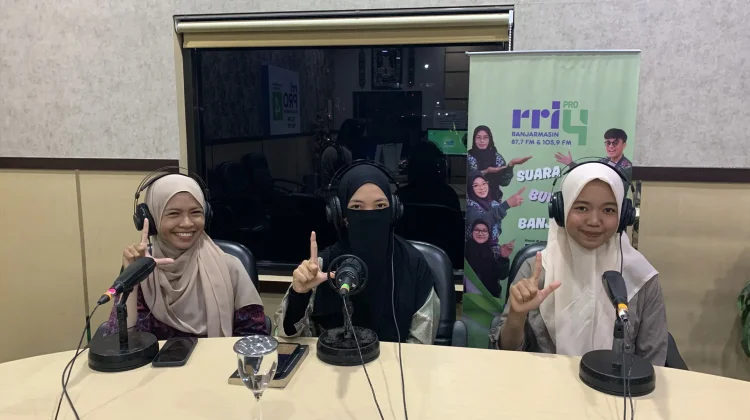 Makna Puisi "Bulan Merah Jambu", Ruang Tafsir dan Refleksi Kehidupan