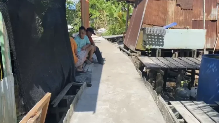 Puluhan Tahun Tak Digubris, Warga Gang Teluk Mendung Patungan Cor Jalan Sendiri!