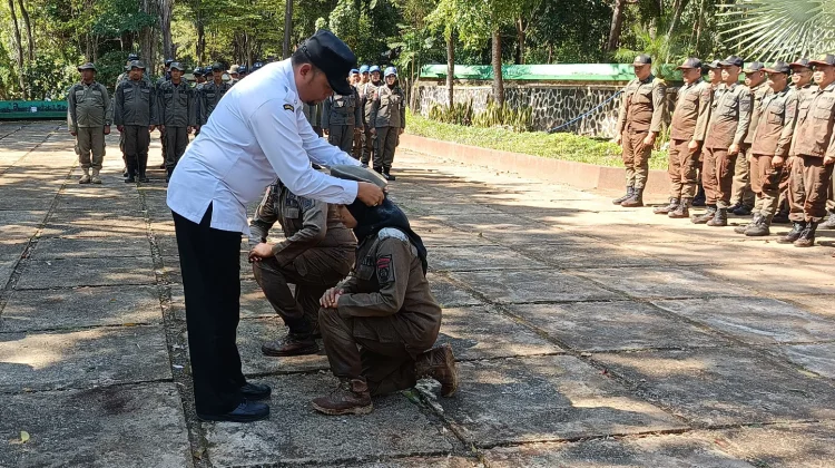 Sekda Pimpin Upacara Pembaretan Puluhan Anggota Satpol PP Banjar