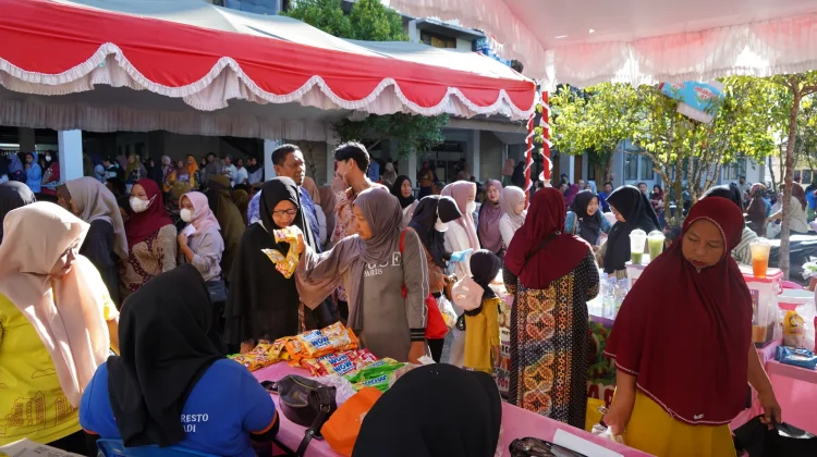 Seribu Paket Ludes Diburu Warga, Redam Inflasi lewat Tebus Murah Minyak dan Gula