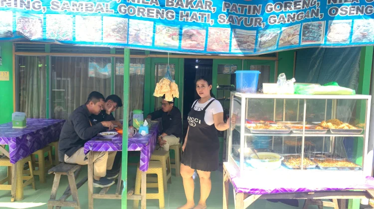 Warung Kahayang Emih Tawarkan Nasi Campur Harga Terjangkau