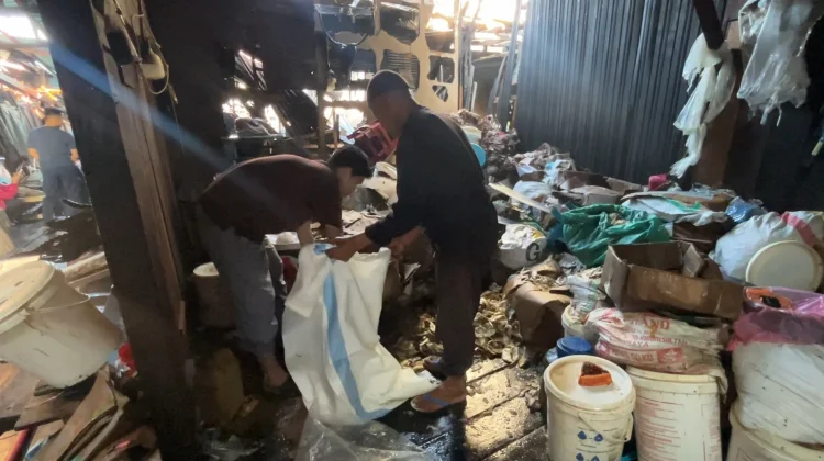 Pascakebakaran Pasar Lima, Pedagang Selamatkan Sisa Barang Dagangan