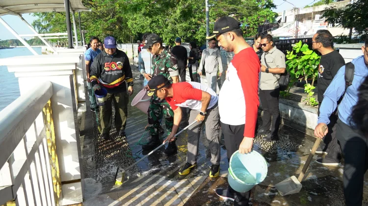 Wali Kota Banjarmasin Pimpin Gotong Royong Bersihkan Siring Sungai Martapura