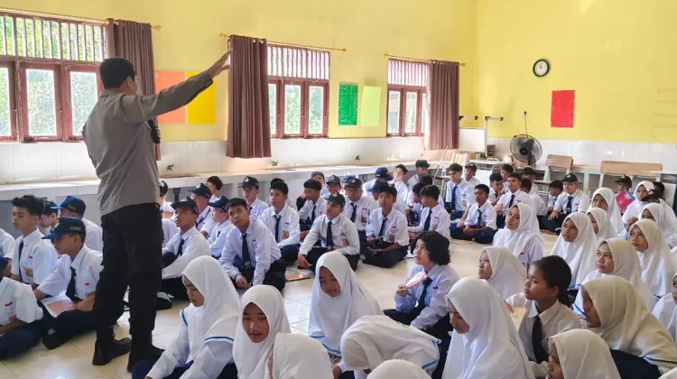 Bhabinkamtibmas Tanamkan Kesadaran Hukum kepada Siswa Baru
