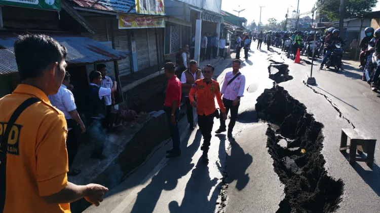 Jalan Sungai Lulut Ambles 90 Sentimeter, Akses Lumpuh, Warga Terdampak Mengungsi!