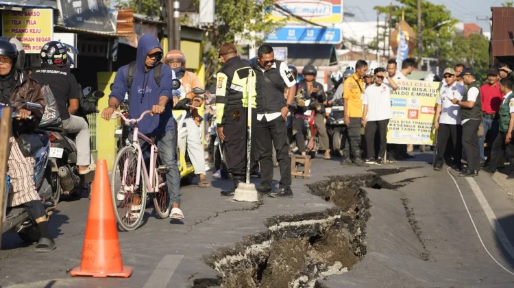 Jalan Veteran KM 5,5 Ditutup Total Pasca Ambles, Perbaikan Darurat Dimulai!