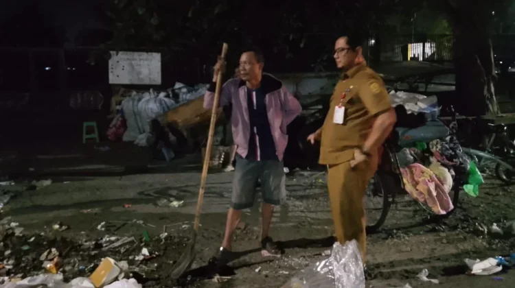 Sidak tengah Malam ke TPS, Buang Sampah Sembarangan Siap-Siap Ditindak!