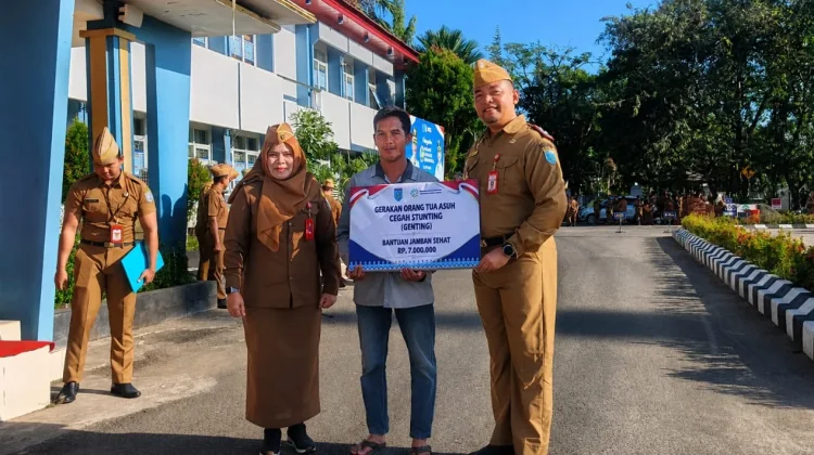 Cegah Stunting, Sekda Banjar Serahkan Bantuan Jamban Sehat Program GENTING