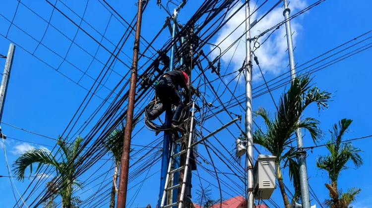 Pemko Banjarmasin Akhirnya Bersihkan Tiang dan Kabel Semrawut