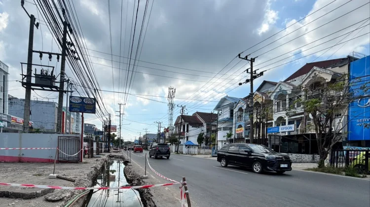Gagal Diturunkan! Kabel Semrawut di Jalan Gatot Subroto Tetap Menggantung