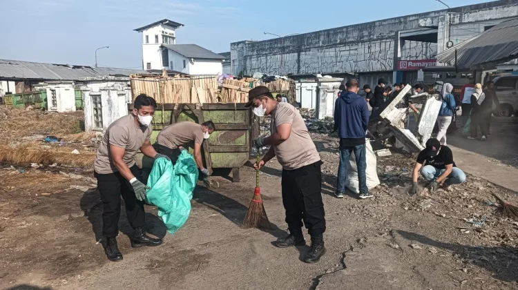 Kompak Polisi dan Warga Bersihkan Eks Terminal Pasar Sentra Antasari