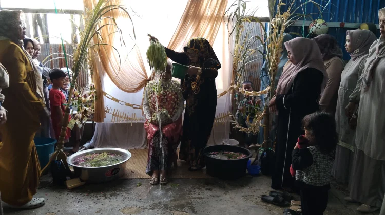 Keluarga Heriyadi Lestarikan Tradisi Mandi-Mandi Tujuh Bulanan