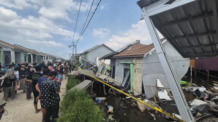 Tiga Rumah di Tatah Makmur Kabupaten Banjar Ambruk, Enam Orang Jadi Korban