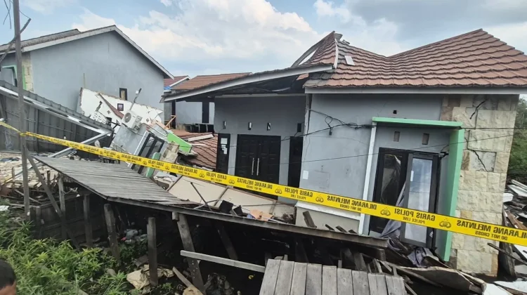 Polisi Usut Penyebab Ambruknya Tiga Unit Rumah di Tatah Makmur