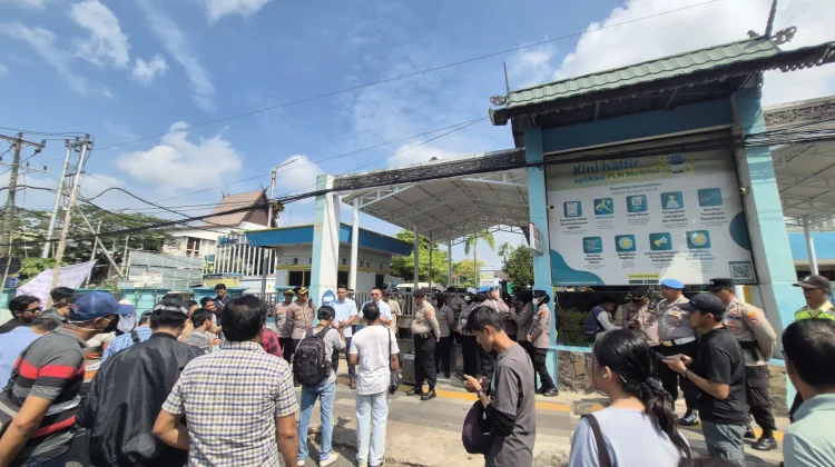 Protes Pemadaman Listrik Bergilir, Massa Sambangi Kantor PLN Banjarmasin