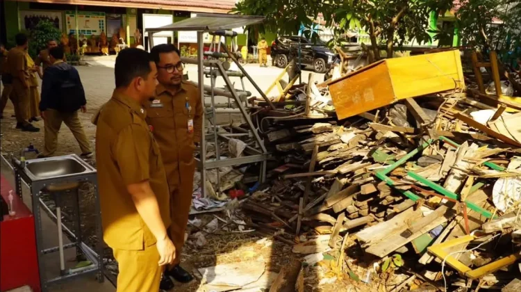 Halaman SDN Mawar 7 Banjarmasin Dipenuhi Bongkaran Bangunan