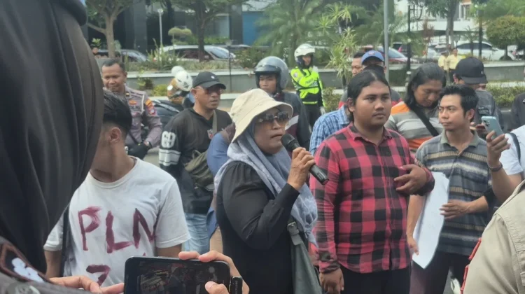 Pelaku UMKM Ikut Bersuara di tengah Aksi Protes Pemadaman Listrik