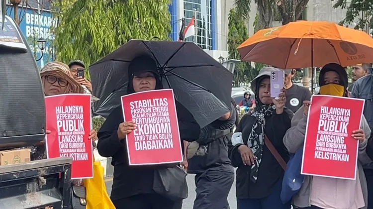 Kaum Ibu Keluhkan Dampak Pemadaman Listrik Bergilir