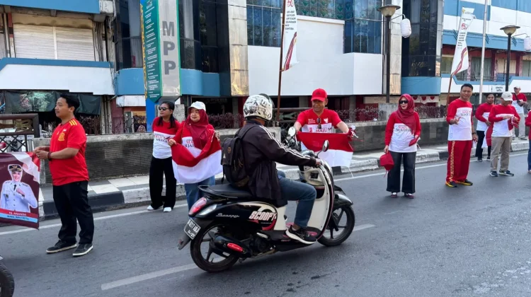 Bagi-Bagi Bendera Merah Putih, DPMPTSP: Mari Kibarkan Kemerdekaan dan Sambut Harjad