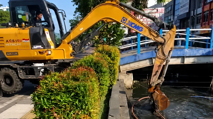 Kabel Utilitas Kepung Sungai Ahmad Yani Bikin Percepatan Normalisasi Terhambat!